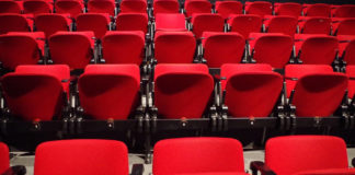 Dlaczego warto chodzić regularnie do teatru?