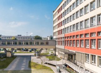 Jakie wymagania musi spełniać dźwiękowy system ostrzegawczy?