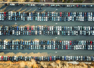 Parking przy lotnisku w Modlinie – jak korzystać?