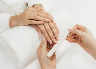 Jak zrobić manicure hybrydowy? Instrukcja krok po kroku!