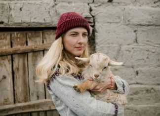 Czapki wełniane – co się w nich wyróżnia?