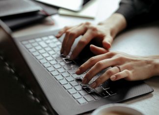 Wyjazdy za granicę do pracy – czy się opłacają?