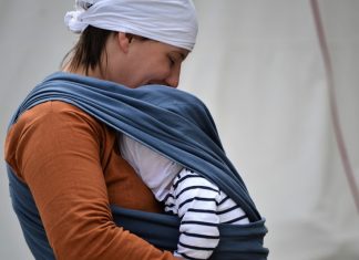 Jaką chustę dla noworodka wybrać, aby zapewnić mu bezpieczeństwo?