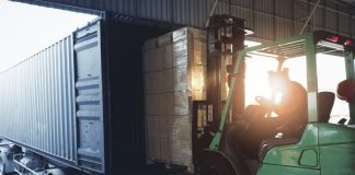 Czym różni się zlecenie transportowe od zlecenia spedycyjnego