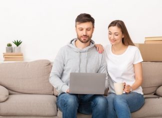 Zalety kupowania mebli przez Internet mloda-para-kupuje-meble-przez-internet