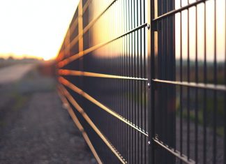Malowanie ogrodzenia metalowego – jak to zrobić?
